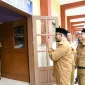 Foto: Bupati Sumenep, Achmad Fauzi Wongsojudo, meninjau langsung pelaksanaan TKA 2026 di salah satu SMP di Sumenep.