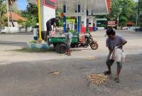 Foto: Warga menambal jalan berlubang secara swadaya di Jalan Raya Dungkek; tampak Bapak Galib (kopyah hitam, berkacamata) ikut turun langsung memperbaiki jalan.