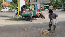 Foto: Warga menambal jalan berlubang secara swadaya di Jalan Raya Dungkek; tampak Bapak Galib (kopyah hitam, berkacamata) ikut turun langsung memperbaiki jalan.
