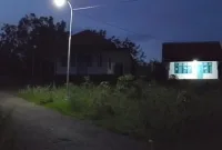 Foto: Lampu PJU di Desa Poja kini menyala, setelah sebelumnya hanya berdiri tanpa penerangan dan menjadi sorotan warga.
