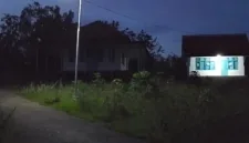 Foto: Lampu PJU di Desa Poja kini menyala, setelah sebelumnya hanya berdiri tanpa penerangan dan menjadi sorotan warga.