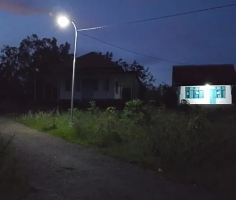 Foto: Lampu PJU di Desa Poja kini menyala, setelah sebelumnya hanya berdiri tanpa penerangan dan menjadi sorotan warga.