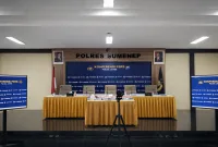 Foto: Suasana ruang konferensi pers Polres Sumenep yang telah disiapkan, namun agenda rilis temuan kokain batal digelar.