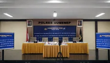Foto: Suasana ruang konferensi pers Polres Sumenep yang telah disiapkan, namun agenda rilis temuan kokain batal digelar.