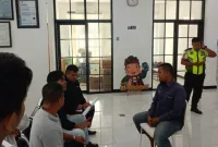Foto: Audiensi PPD dan warga dengan PLN Sumenep memanas, soroti penebangan pohon tanpa kejelasan izin dan kepastian hukum.