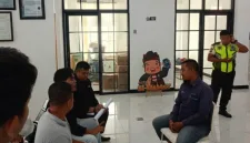 Foto: Audiensi PPD dan warga dengan PLN Sumenep memanas, soroti penebangan pohon tanpa kejelasan izin dan kepastian hukum.