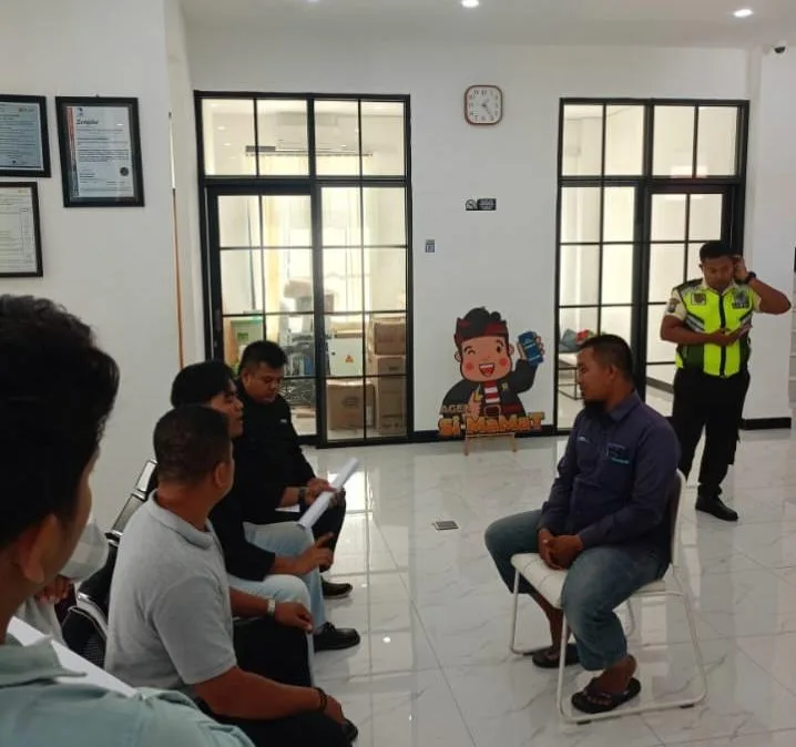 Foto: Audiensi PPD dan warga dengan PLN Sumenep memanas, soroti penebangan pohon tanpa kejelasan izin dan kepastian hukum.