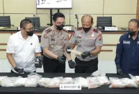 Foto: Kapolda Jatim menunjukkan barang bukti 27,83 kg diduga narkotika temuan Giligenting, Sumenep.