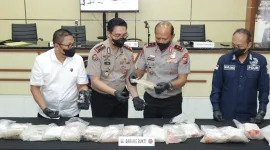 Foto: Kapolda Jatim menunjukkan barang bukti 27,83 kg diduga narkotika temuan Giligenting, Sumenep.