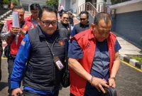 Foto: Penangkapan/penggiringan Kadis ESDM (AM) dan Kabid (OS) oleh penyidik Kejaksaan Tinggi Jawa Timur