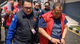 Foto: Penangkapan/penggiringan Kadis ESDM (AM) dan Kabid (OS) oleh penyidik Kejaksaan Tinggi Jawa Timur