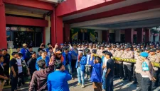 Foto: Aksi mahasiswa PMII Sumenep saat menyuarakan kritik terhadap kebijakan tembakau dengan pengawalan aparat kepolisian.