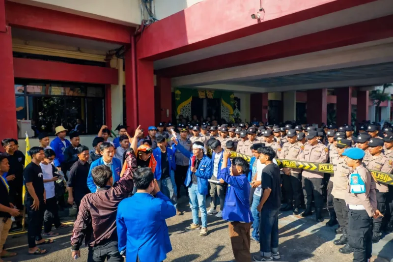 Foto: Aksi mahasiswa PMII Sumenep saat menyuarakan kritik terhadap kebijakan tembakau dengan pengawalan aparat kepolisian.