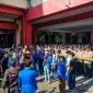 Foto: Aksi mahasiswa PMII Sumenep saat menyuarakan kritik terhadap kebijakan tembakau dengan pengawalan aparat kepolisian.