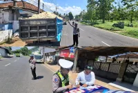 Foto: Petugas Satlantas Polres Sumenep menindak dump truck bermuatan material tanpa terpal dalam patroli di jalan raya. 