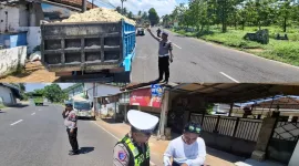 Foto: Petugas Satlantas Polres Sumenep menindak dump truck bermuatan material tanpa terpal dalam patroli di jalan raya. 