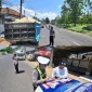 Foto: Petugas Satlantas Polres Sumenep menindak dump truck bermuatan material tanpa terpal dalam patroli di jalan raya. 