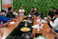 Foto: Pimpinan Bank Rakyat Indonesia Cabang Sumenep, Ali Topan (tengah, berkacamata), saat audiensi dengan Pergerakan Mahasiswa Islam Indonesia Komisariat Unija.