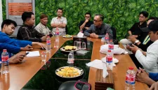 Foto: Pimpinan Bank Rakyat Indonesia Cabang Sumenep, Ali Topan (tengah, berkacamata), saat audiensi dengan Pergerakan Mahasiswa Islam Indonesia Komisariat Unija.