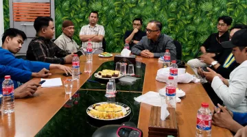 Foto: Pimpinan Bank Rakyat Indonesia Cabang Sumenep, Ali Topan (tengah, berkacamata), saat audiensi dengan Pergerakan Mahasiswa Islam Indonesia Komisariat Unija.