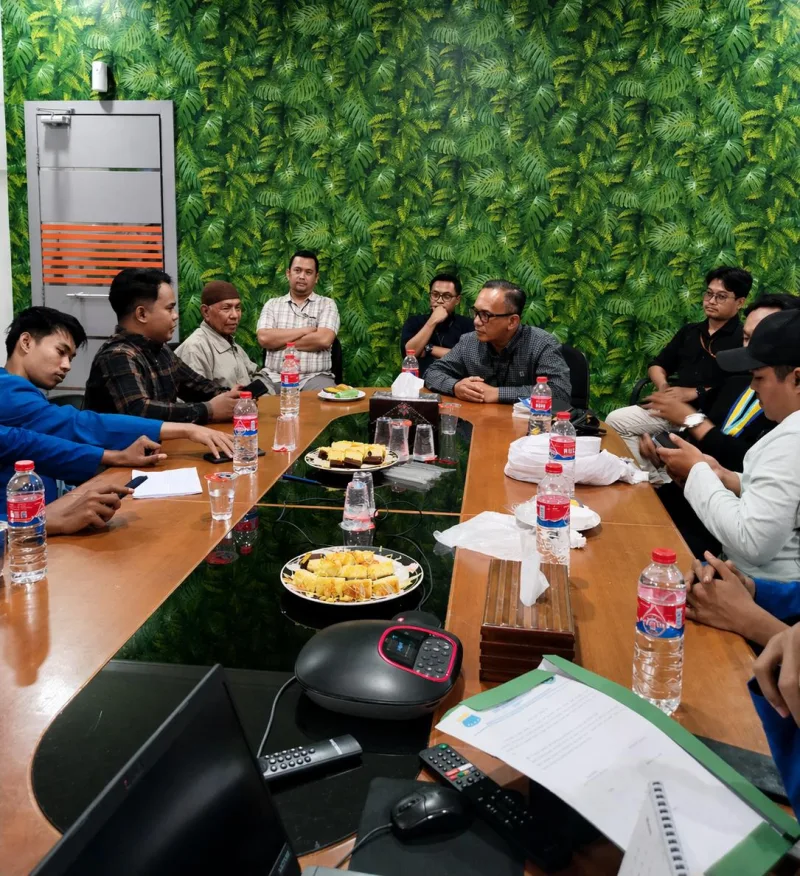 Foto: Pimpinan Bank Rakyat Indonesia Cabang Sumenep, Ali Topan (tengah, berkacamata), saat audiensi dengan Pergerakan Mahasiswa Islam Indonesia Komisariat Unija.
