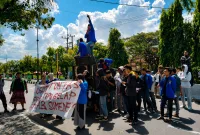 Foto: Aksi demonstrasi mahasiswa Pergerakan Mahasiswa Islam Indonesia (PMII) di jalan raya Sumenep, menyoroti dugaan skandal kredit pensiun di BRI Cabang Sumenep.