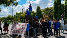 Foto: Aksi demonstrasi mahasiswa Pergerakan Mahasiswa Islam Indonesia (PMII) di jalan raya Sumenep, menyoroti dugaan skandal kredit pensiun di BRI Cabang Sumenep.