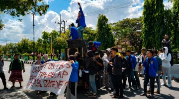 Foto: Aksi demonstrasi mahasiswa Pergerakan Mahasiswa Islam Indonesia (PMII) di jalan raya Sumenep, menyoroti dugaan skandal kredit pensiun di BRI Cabang Sumenep.