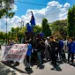 Foto: Aksi demonstrasi mahasiswa Pergerakan Mahasiswa Islam Indonesia (PMII) di jalan raya Sumenep, menyoroti dugaan skandal kredit pensiun di BRI Cabang Sumenep.