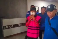 Foto: Tersangka kasus dugaan korupsi dana desa digiring petugas Kejari Sumenep menuju ruang pemeriksaan.