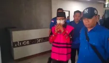 Foto: Tersangka kasus dugaan korupsi dana desa digiring petugas Kejari Sumenep menuju ruang pemeriksaan.