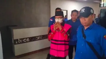 Foto: Tersangka kasus dugaan korupsi dana desa digiring petugas Kejari Sumenep menuju ruang pemeriksaan.