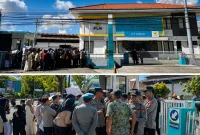 Foto: Massa aksi mendatangi kantor PLN ULP Sumenep, dikawal aparat kepolisian saat menyampaikan tuntutan.