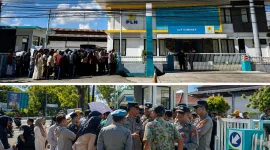 Foto: Massa aksi mendatangi kantor PLN ULP Sumenep, dikawal aparat kepolisian saat menyampaikan tuntutan.