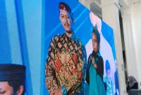 Foto: Founder BIP Foundation tampil di layar utama acara di Gedung Bakorwil IV Pamekasan, Minggu (26/4/2026).