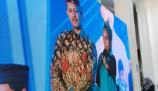 Foto: Founder BIP Foundation tampil di layar utama acara di Gedung Bakorwil IV Pamekasan, Minggu (26/4/2026).