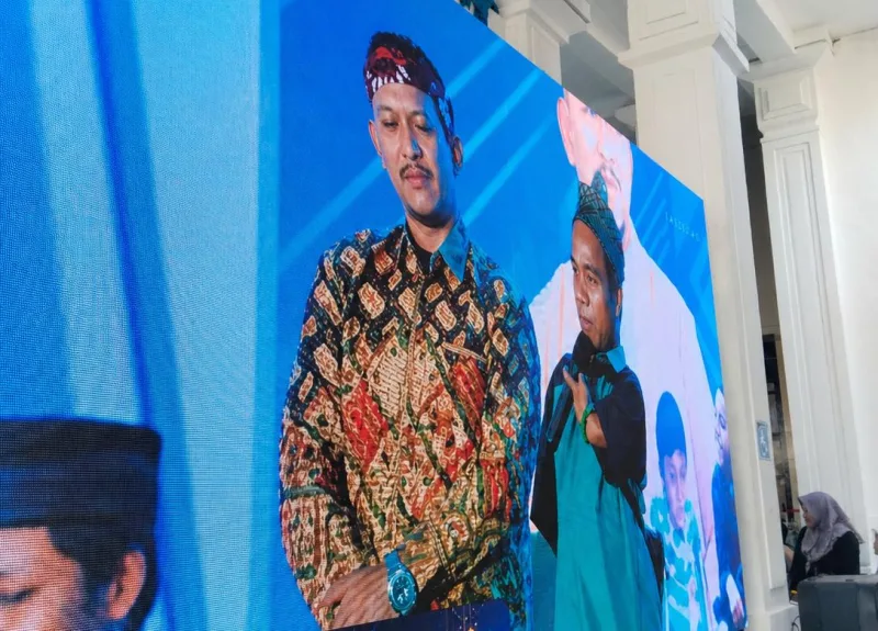 Foto: Founder BIP Foundation tampil di layar utama acara di Gedung Bakorwil IV Pamekasan, Minggu (26/4/2026).
