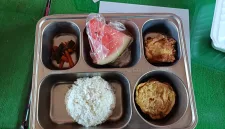 Foto: Menu makan bergizi gratis (MBG) yang diterima siswa, terdiri dari nasi, lauk, sayur, dan buah.