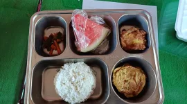 Foto: Menu makan bergizi gratis (MBG) yang diterima siswa, terdiri dari nasi, lauk, sayur, dan buah.