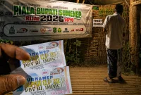 Foto: Kolase tiga foto yang digabung menjadi satu, memperlihatkan tiket bertarif Rp15.000 dan papan harga masuk di lokasi sebesar Rp20.000.