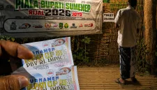 Foto: Kolase tiga foto yang digabung menjadi satu, memperlihatkan tiket bertarif Rp15.000 dan papan harga masuk di lokasi sebesar Rp20.000.