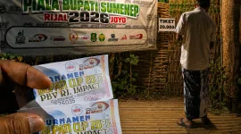 Foto: Kolase tiga foto yang digabung menjadi satu, memperlihatkan tiket bertarif Rp15.000 dan papan harga masuk di lokasi sebesar Rp20.000.