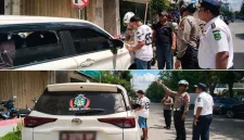 Foto: Petugas menilang mobil yang melanggar parkir di Jalan Diponegoro.