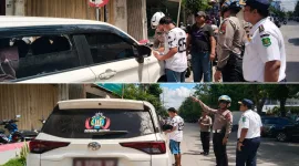 Foto: Petugas menilang mobil yang melanggar parkir di Jalan Diponegoro.