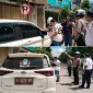 Foto: Petugas menilang mobil yang melanggar parkir di Jalan Diponegoro.