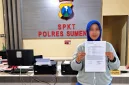 Foto: Pelapor menunjukkan bukti laporan di SPKT Polres Sumenep.