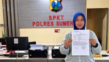 Foto: Pelapor menunjukkan bukti laporan di SPKT Polres Sumenep.