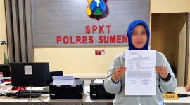 Foto: Pelapor menunjukkan bukti laporan di SPKT Polres Sumenep.