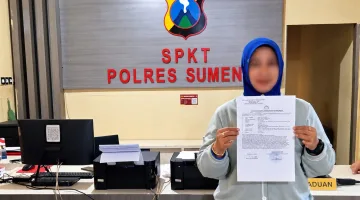 Foto: Pelapor menunjukkan bukti laporan di SPKT Polres Sumenep.