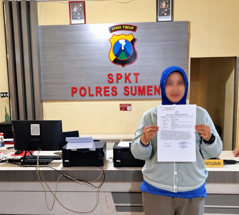 Foto: Pelapor menunjukkan bukti laporan di SPKT Polres Sumenep.